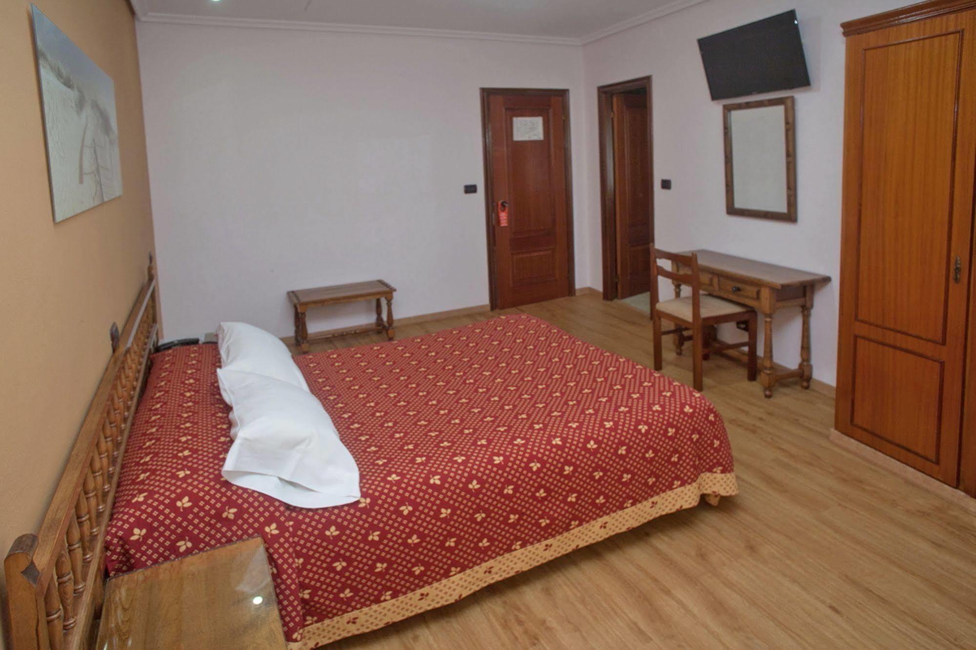 Hospedium Hotel La Marina Costa Da Morte Сее Екстериор снимка