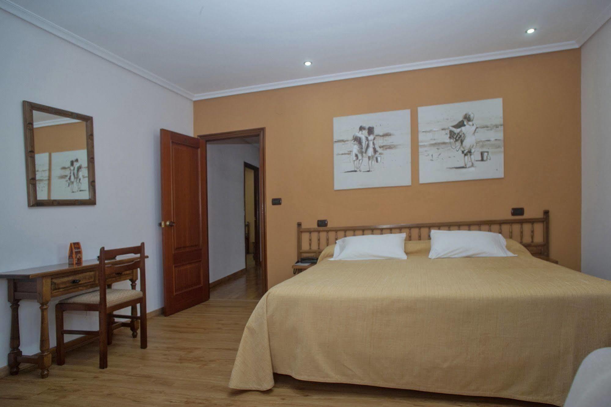 Hospedium Hotel La Marina Costa Da Morte Сее Екстериор снимка