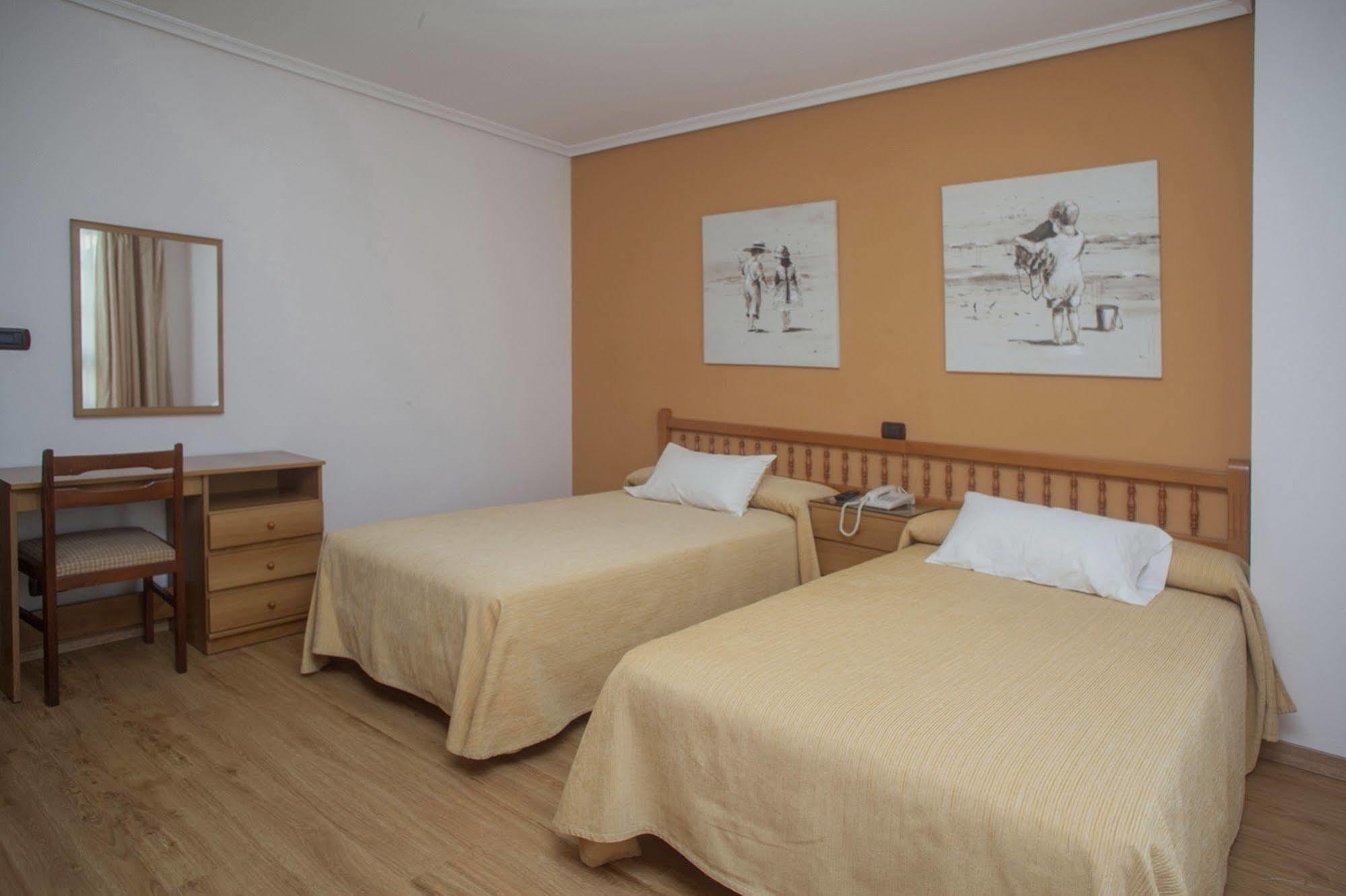 Hospedium Hotel La Marina Costa Da Morte Сее Екстериор снимка